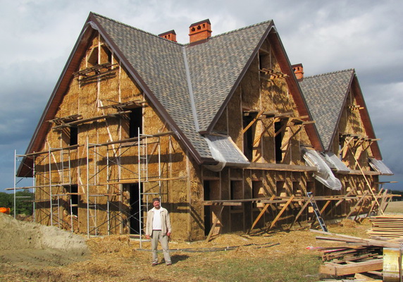 Е.И.Широков на стройке соломенного дома